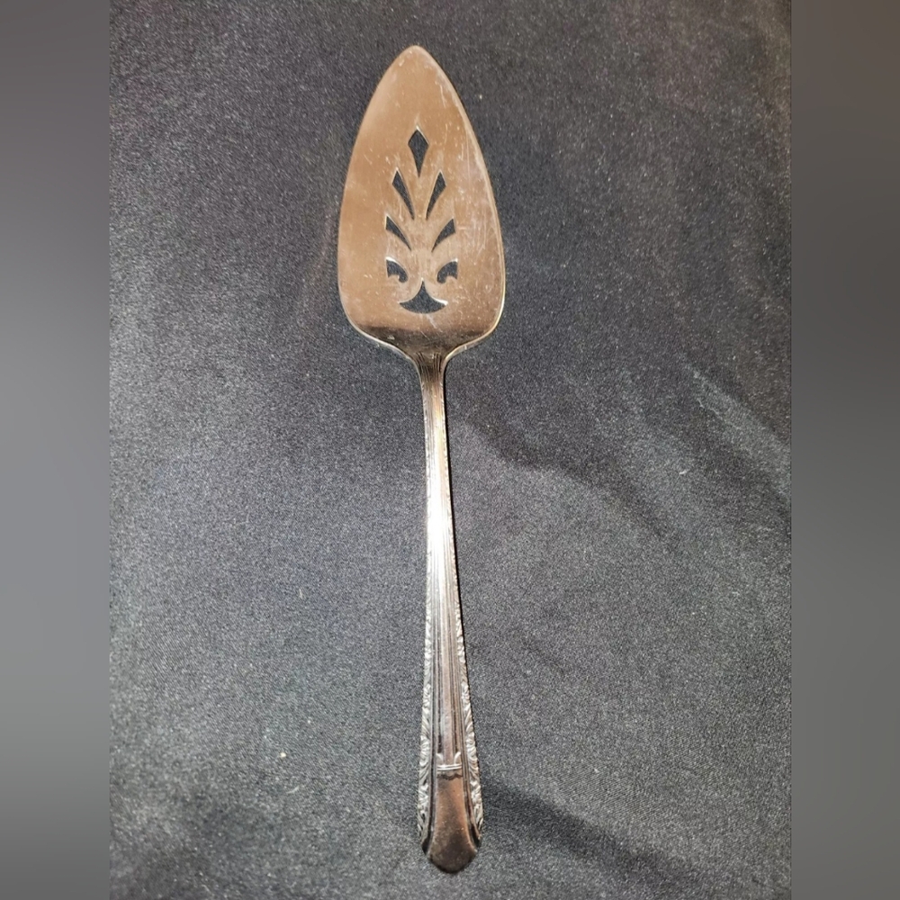 Vintage WM. Rogers - IS 9" Pie/Cake Flatware Server